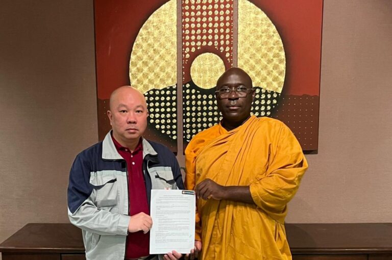 Enereum CEO Adisorn Vutthiverapong and Venerable Dr. Kaboggoza Buddharakkhita, Founder of Uganda Buddhist Centre, officially sign the Memorandum of Understanding (MOU) on July 6, 2025, in Bangkok — marking the launch of Enereum’s first African operator partnership.